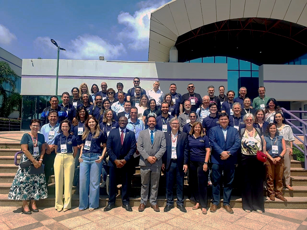 Imagem dos membros da Rede Space Farming Brazil na escadaria do Polo de Inovação Tecnológica de São José dos Campos, São Paulo, no workshop do grupo realizado em março de 2025.